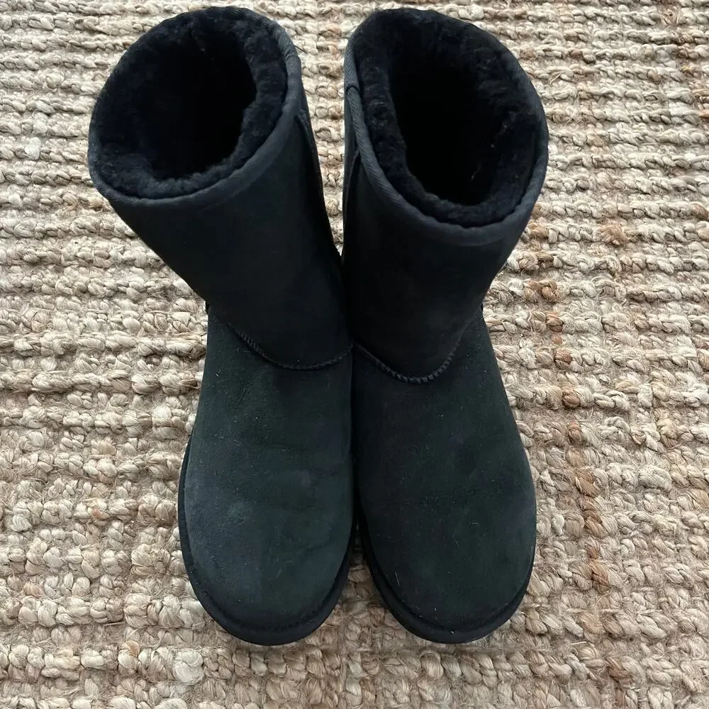 UGG Classic Short II Black Sheepskin Boots Women’s Size 10 1016223 EUC
